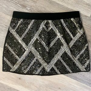 Super cute gold and black mini skirt 🖤💛